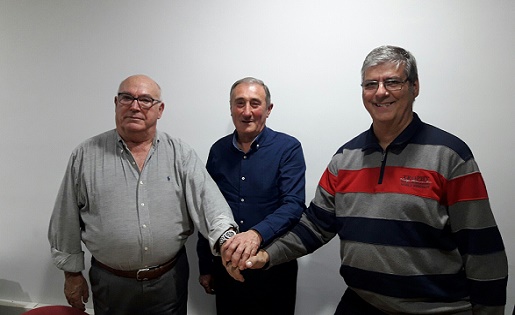 Manolo Dengra, Miquel Carrillo i Joan Moya, a les instal·lacions del FC Martinenc. FOTO: Torneig d’Històrics