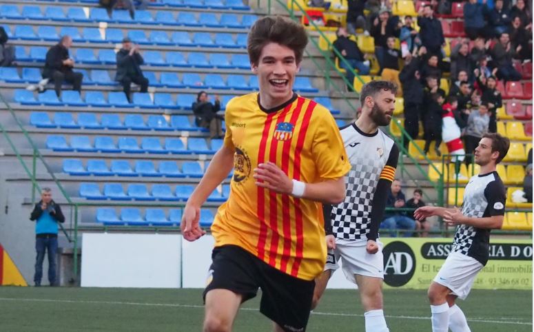 Sergi Serrano celebra un dels gols contra l'Horta amb la samarreta de la UE Sant Andreu. Ara, les ales del Narcís Sala volen a l'Olímpic // Judit Andreu