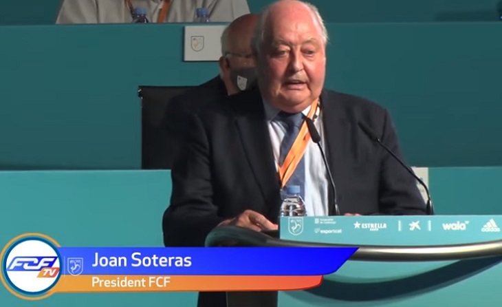 El president de la FCF, Joan Soteras, va aprofitar la vergonyosa Assemblea per a seguir amb la seva campanya electoral per al 2022 // FOTO: Captura TVFCF