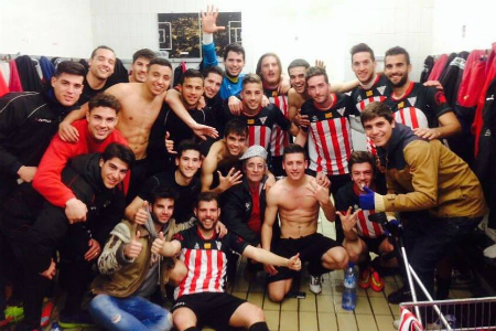 Els jugadors del Viladecans, després del partit contra l'EFAC // FOTO: Twitter @yery_9