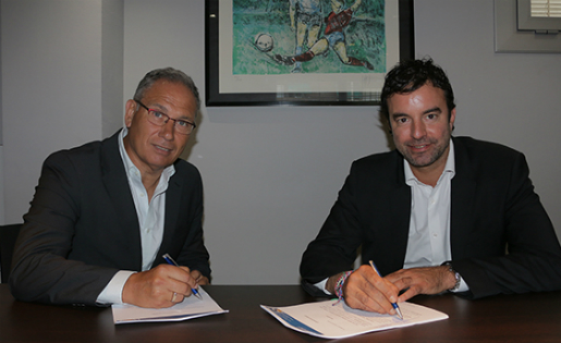 Miguel Álvarez, signant el contracte al costat del vicepresident del CE Sabadell, Ignasi Lúquez / FOTO: cesabadell.cat