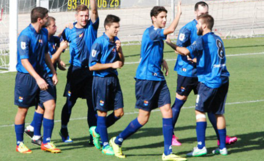 Matallín, al centre, celebrant un dels seus gols a l'inici de Lliga // FOTO: cfaespluguenc.com
