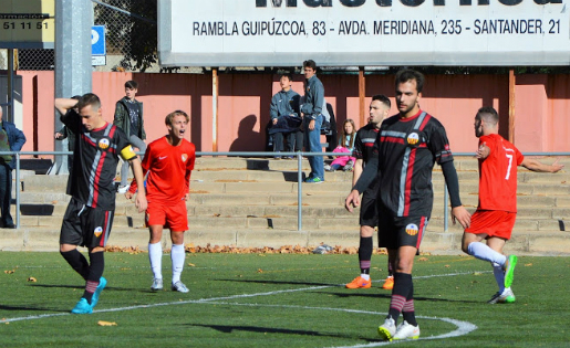 Carles Güell, a l'esquerra, celebrant el primer dels seus dos gols // FOTO: Terrassa FC
