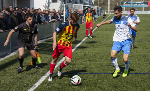 Oribe (Vilafranca), controlant una pilota al Sagnier davant un Prat més líder //FOTO: Paco Carrasco