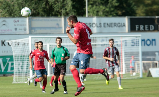 Roger Vidal intenta tocar de cap una pilota // FOTO: Martí Albesa (ueolot.com)