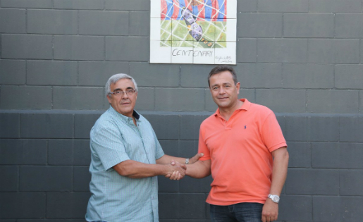 Així simbolitzen Garcia i Ortega el relleu a la presidència // FOTO: CF Caldes