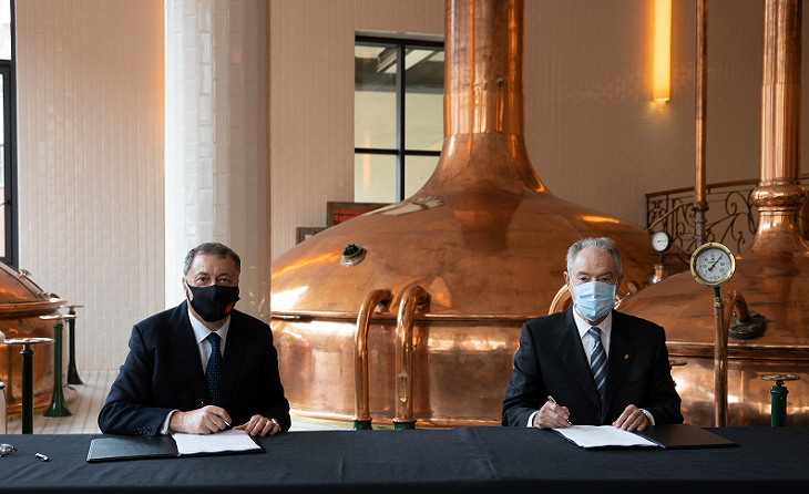 Ramon Agenjo i Jaume Roca en el moment de la signatura del contracte de compravenda dels terrenys // FOTO: Fundació Damm