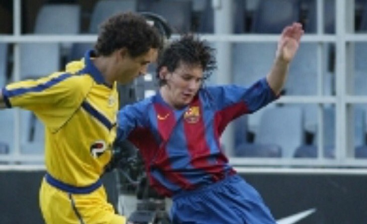 Temporada 2004-2005:  Leo meravella en el Mini Estadi i Héctor Simón li ho grava per sempre