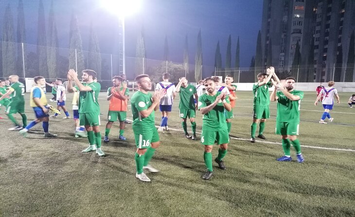 Els futbolistes del Cerdanyola van agrair el suport a la seva afició a Fontetes // FOTO: Cerdanyola FC