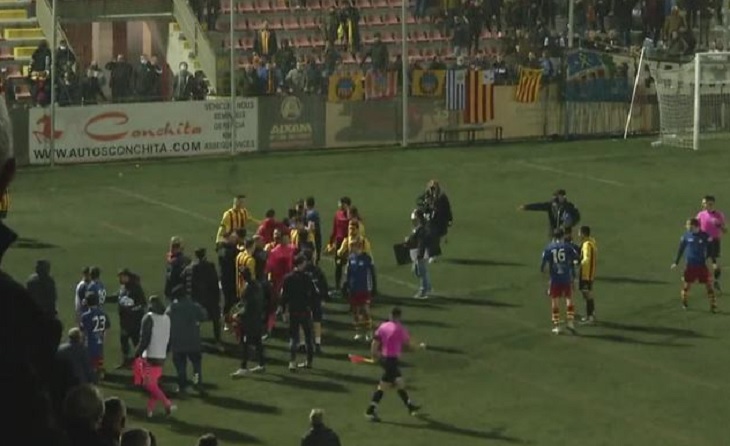 Imatge del final de partit entre Sant Andreu i Vilafranca del passat 19 de desembre amb tristos incidents // FOTO. Captura TV
