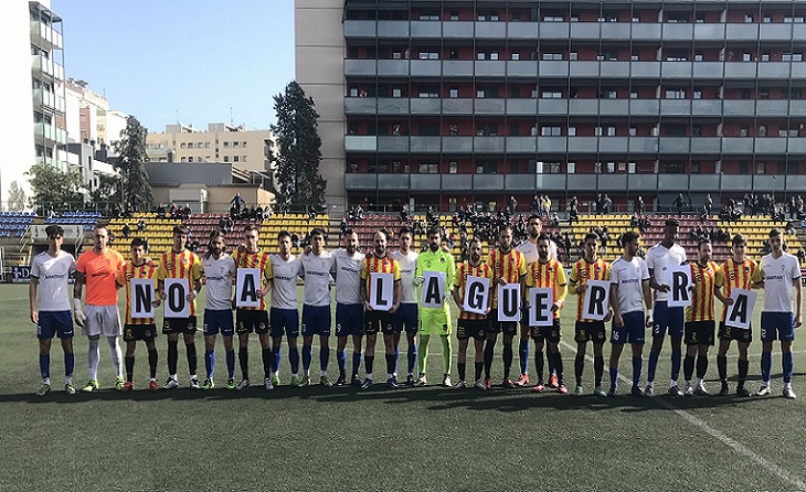 El futbol català té molt clar el seu "NO a la guerra' i així es va manifestar al Narcís Sala // FOTO: UE Sant Andreu
