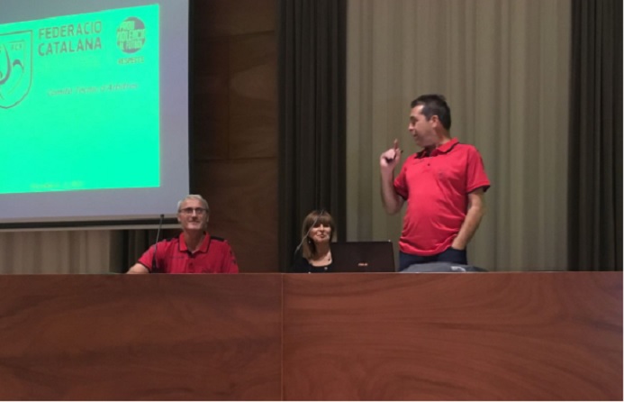 El director dels àrbitres catalans, Moreno Delgado, es va disfressar de 'Rambo' per a rebre als seus contertul'us