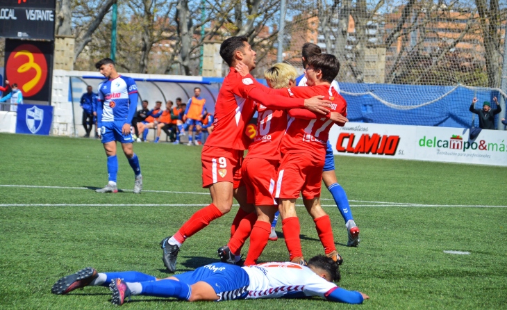 L'alegria del Terrassa pel gol 'in extremis' contrasta amb la decepció d'un rival directe com l'Ebro // FOTO: Terrassa FC