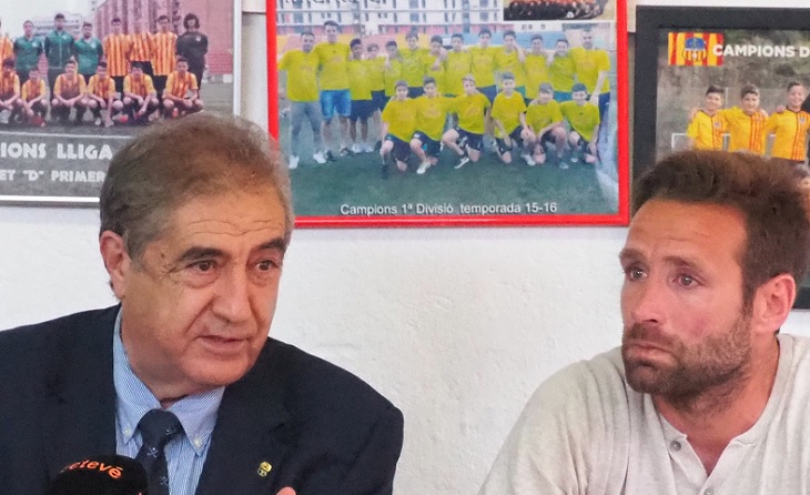 El ja ex lateral de la UESA es va acomiadar al costat del president Manuel Camino // FOTO: UE Sant Andreu