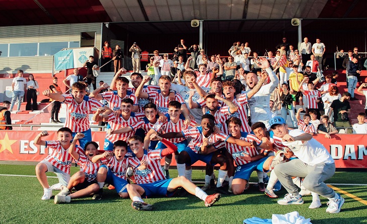 Festa sobre el terreny de joc per part de l'equip d'Axel Vizuete // FOTO: Girona FC