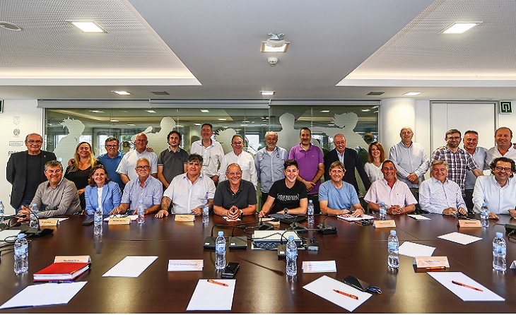 Aquí hi ha tots els responsables del futbol català amb Soteras i la Compliance, Mónica García, la segona, a l'esquerra, a baix  // FOTO: FCF
