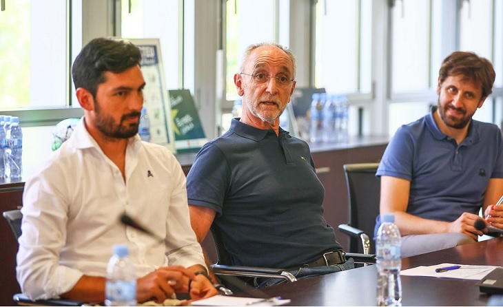 Lucas Viale, a l'esquerra de la imatge, i gendre de Joan Soteras, va acudir aquest dijous a la FCF com a representant del Costa Brava // FOTO: FCF