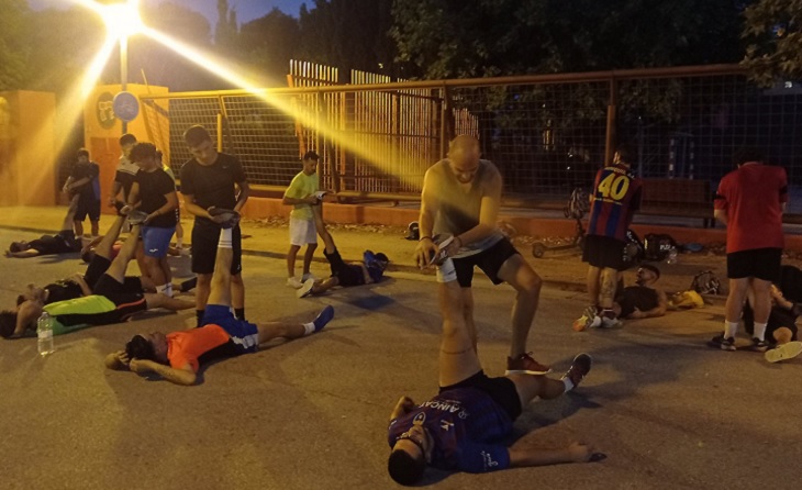 Imatge vergonyosa del Rayo Viladecans entrenant al carrer per no disposar d'instal·lacions // FOTO: R.E.