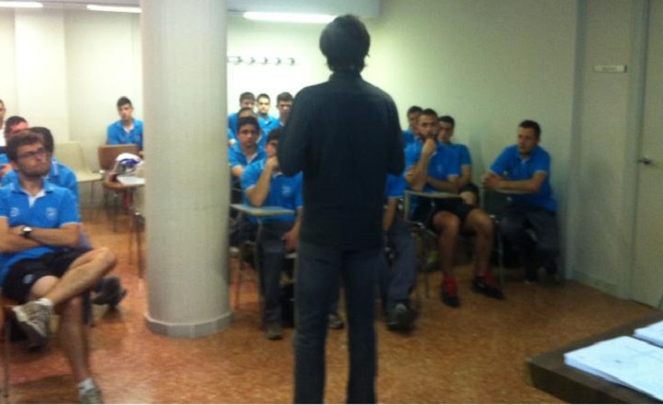 Javier Enríquez va donar diverses xerrades sobre 'l'entrenament mental de l'àrbitre' FOTO. FCF