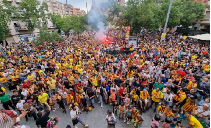 La 'matrícula d'honor' és per a l'afició quadribarrada. Aplaudiment d'ascens // FOTO: UE Sant Andreu