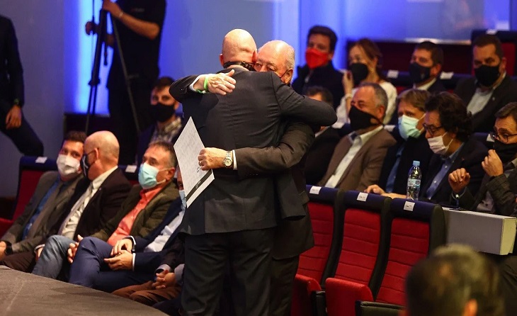 Luis Rubiales i Joan Soteras s'abracen amb força i calor, però ja no són amics per sempre