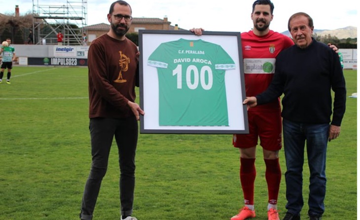 David va rebre la samarreta 'centenària' per la seva trajectòria en el club gironí on va arribar a jugar 112 partits // FOTO: CF Peralada