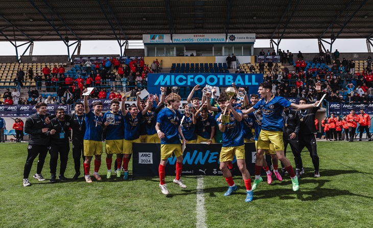 Els jugadors i tècnics del FC Andorra, guanyadors de la categoria U18 (Fotògraf: Albert Geli/MICFootball)