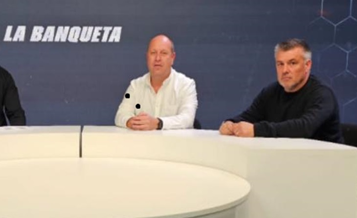 El delegat de la FCF a Girona, Jordi Bonet, i el subdelegat d'Olot, Miquel Barcons, enfront del director Calle per l'excés de despeses federatives // FOTO: Captura TV 'La Banqueta'