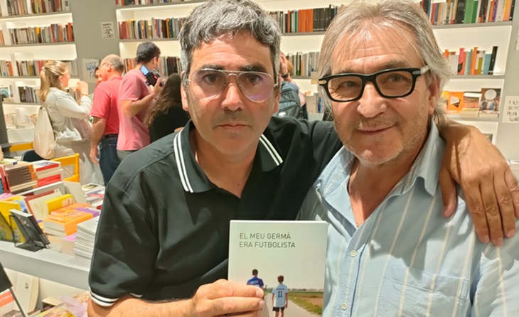 L'autor de l'obra amb l'exvicepresident de la FCF, Jordi Terés // FOTO: futbolcatalunya