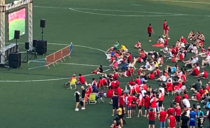 Molts aficionats van seguir el partit per una pantalla gegant a l'exterior del Nou Estadi // FGOTO: Nàstic