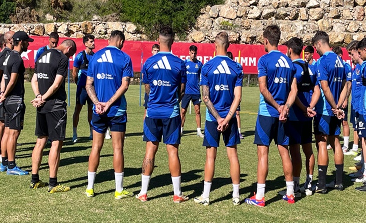 La plantilla grana ja va guardar un minut de silenci aquest passat divendres // FOTO: Nàstic SAD