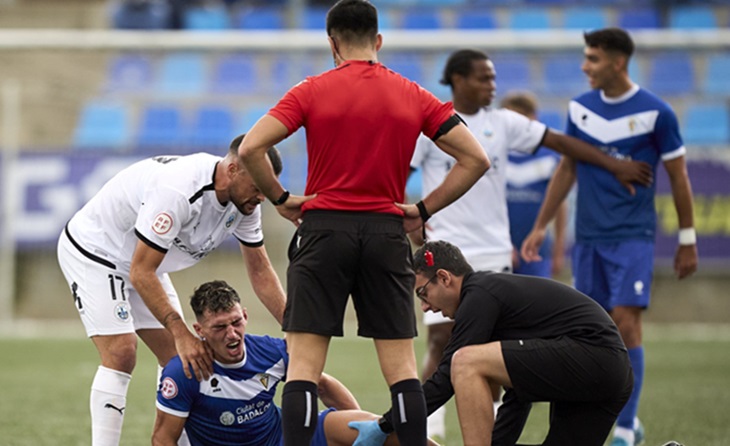 Gravíssima lesió per al lateral vallesà que es perdrà tota la temporada. Ànims! // FOTO: CF Badalona