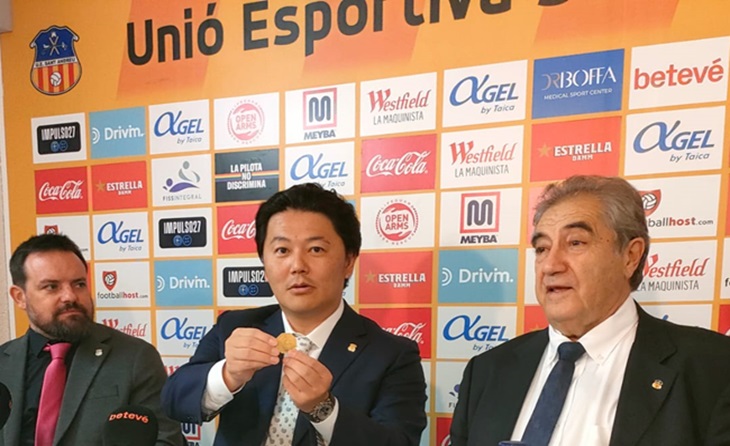 L'empresari japonès va rebre la medalla de la ciutat de mans del nou president institucional // FOTO: Futbolcatalunya