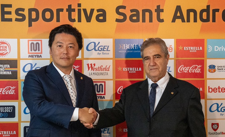 Taito Suzuki i Manuel Camino acorden el traspàs de poders // FOTO: UE Sant Andreu/Alvaro Martín