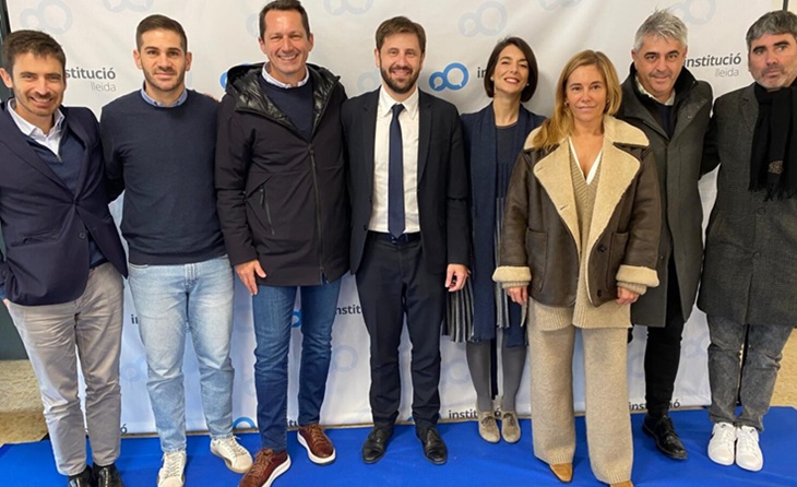 Marc Torres (djunt a la Presidència del Lleida CF) i Núria López Cervera, directora de la Institució Lleida-Terraferma han signat l'acord // FOTO: Lleida CF