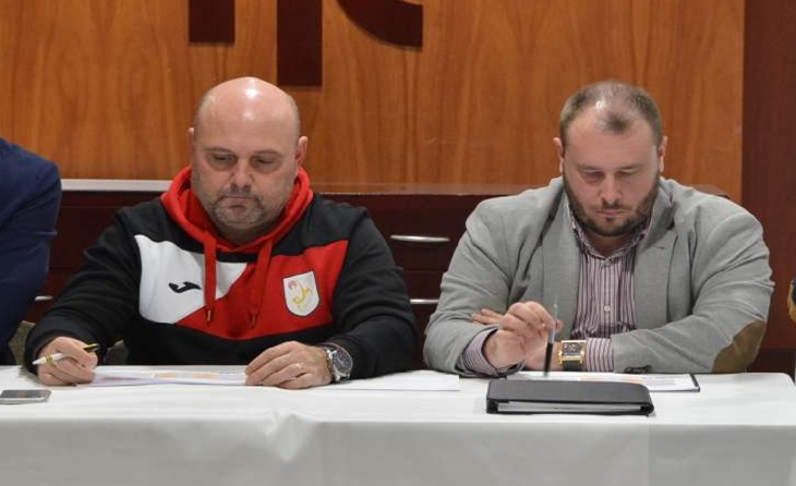 Aquí tenen Alejandro Guerrero 'Bomba', un dels més eficaços empleats de la Federació, el primer dels "jabalíes" al costat del director Calle amb un xandall espectacular // FOTO: FCF