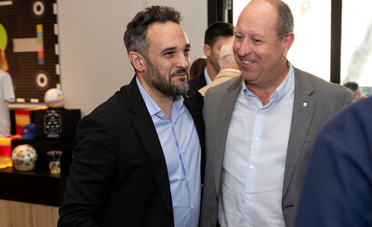 El simpàtic secretari general de l'Esport dialoga amb qui desitja ser substitut de Soteras // FOTO: FCF