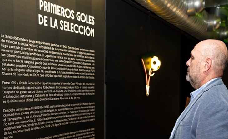L'encara director de la FCF, Calle, repassa amb atenció l'esport del futbol // FOTO: FCF