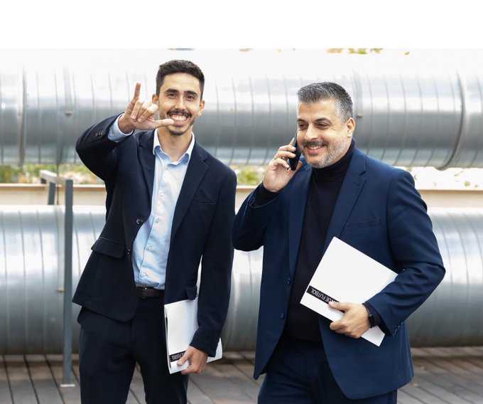 El president del Santfeliuenc, i empleat de la Federació, a la dreta, ha estat l'encarregat de trucar per telèfon per a comunicar el 'boom' informatiu. Al seu costat, el 'vice' Garrido 'balla' // FOTO: A.P.