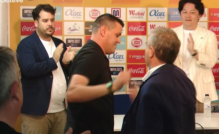 Abraçada final per al president que el va fitxar, Manolo Camino // CAPTURA: BTV