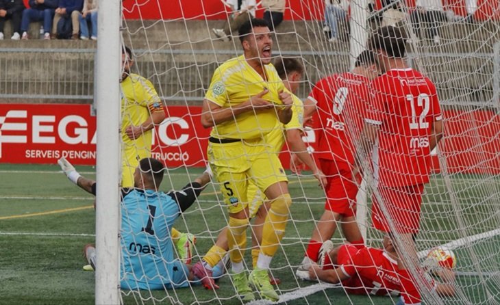 El migcampista lleidatà canta el primer gol de la temporada del seu equip davant el Vic // FOTO: Lleida FC