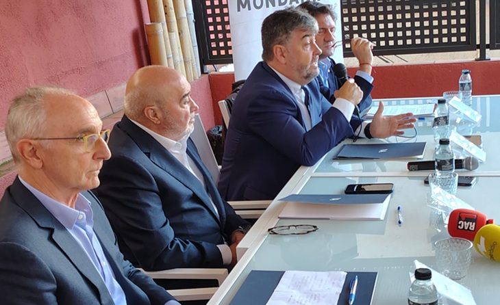 Els tres presidents van sol·licitar la intervenció del Conseller d'Esports, Berni Alvarez, en el pròxim procés electoral // FOTO: futbolcatalunya