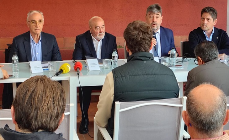 Joan B. Agustí (UE Olot), Antonio Morales (FE Grama), Dani Vosseler i Lluis Fàbregas (Nàstic), representants de 441 clubs catalans // FOTO: futbolcatalunya