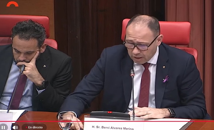 El conseller va anar acompanyat pel secretari general d'Esports, Abel Garcia // FOTO: Captura Parlament