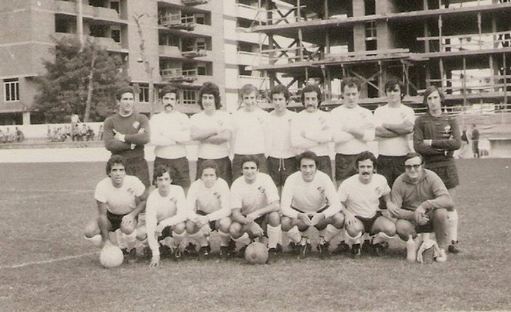 L’Horta Campió 75-76 va començar el curs “a l’exili” del camp del Club Esportiu Europa, el Sardenya de la Vila de Gràcia, per les obres al Feliu i Codina