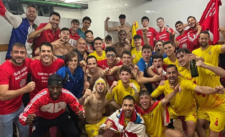 Gran festa d'ascens de l'equip blanc-i-vermell, dirigit per Edu Berrocal, a Sant Cugat // FOTO: CF Martorell