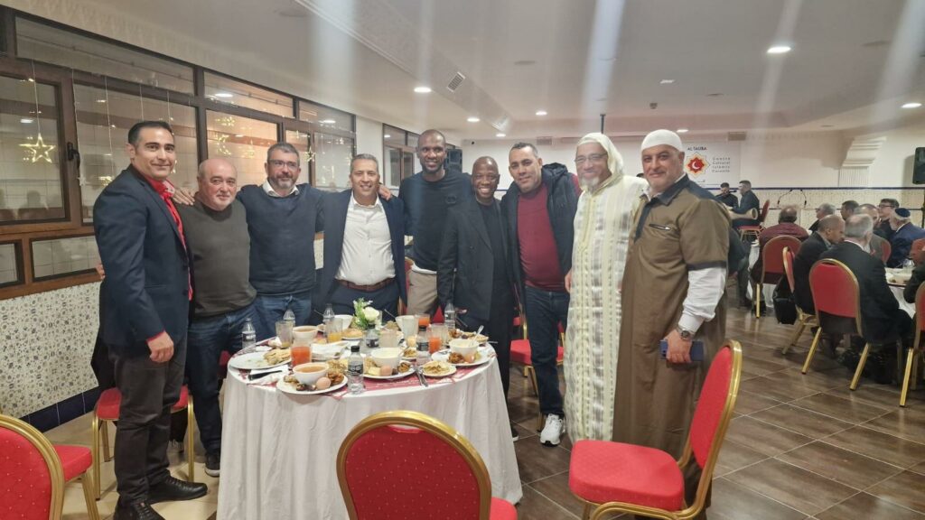 El president de la FE Grama, Antonio Morales, amb els representants de la comunitat musulmana a Catalunya // FOTO: FEG