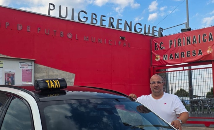 Manuel Artero Carrillo posa davant del Municipal Puigberenguer on juga el FC Pirinaica // FOTO: M.A.