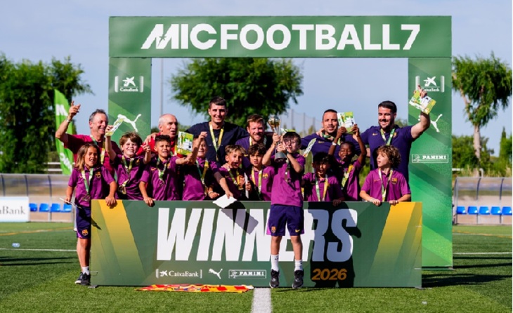 Els jugadors i l’equip tècnic del FC Barcelona celebrant la victòria a la categoria U8. Foto: Sergio Mena /MICFootball