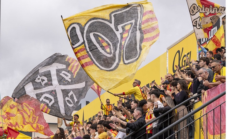 Una afició espectacular com la quadribarrada podrà gaudir del seu equip a Primera Federació // FOTO: UE Sant Andreu